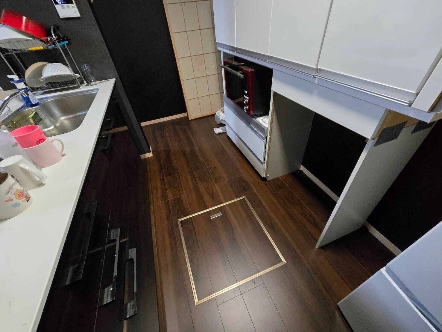 Kjøleskap, mikrobølgeovn, kokeplater og kjøkkenutstyr