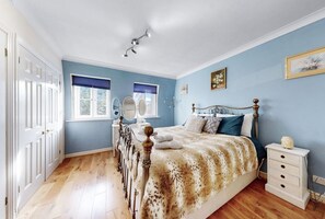 4 bedrooms, desk, iron/ironing board, WiFi