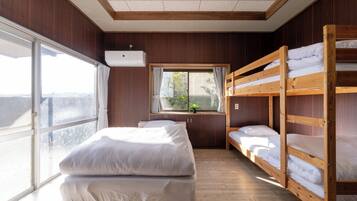 3 makuuhuonetta, työpöytä, silitysrauta/-lauta, ilmainen Wi-Fi