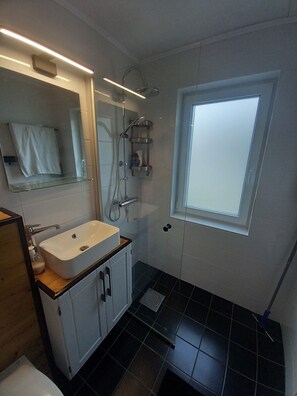 Shower, hair dryer, towels, soap - Villa Lärkvägen - Gemütliches neu Renoviertes Ferienhaus mit Sauna, 200m vom See (Kalmar län)