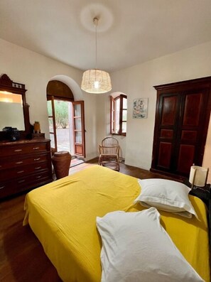 6 habitaciones, tabla de planchar con plancha y cuna de viaje 