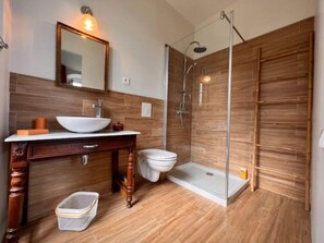Dusche, Haartrockner, Handtücher, Seife