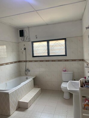 Apartment | Bathroom | Combined shower/tub, deep soaking tub, hair dryer, towels - Inviting 3-bed Apartment in Kumasi Ashanti Ghana (Kumasi)