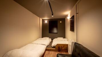 3 bedrooms, desk, WiFi (free), bed sheets