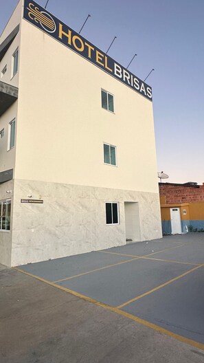 Free self-parking - Hotel Brisas (Bom Jesus Da Lapa)
