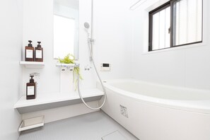 Haartrockner, Handtücher, Seife, Shampoo
