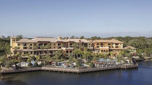 Un gran complejo turístico con varias construcciones, un puerto deportivo y una zona de piscina.
