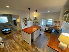 Kühlschrank, Mikrowelle, Herdplatte, Wasserkocher