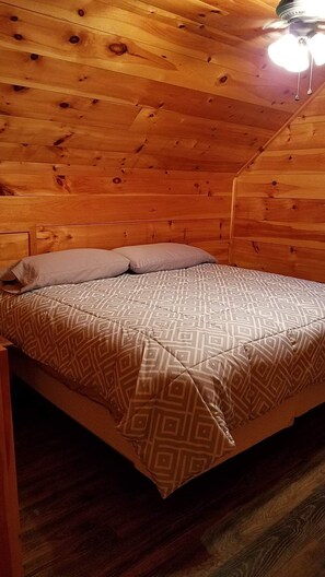 2 bedrooms, iron/ironing board, WiFi, bed sheets - Want to see the eclipse. This cabin is just the place for you. (Houlton)