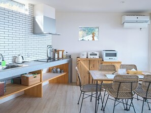 Kühlschrank, Mikrowelle, Herdplatte, Kochgeschirr/Geschirr/Besteck