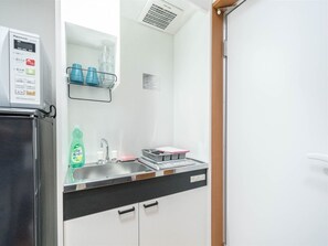 Kylskåp, mikrovågsugn, spishäll och vattenkokare