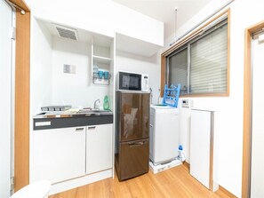 Refrigerador, microondas, parrilla de estufa y utensilios de cocina 