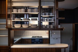 Réfrigérateur, micro-ondes, plaque de cuisson