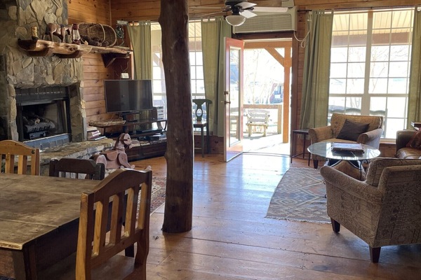 Premier Room, 1 King Bed, Mountain View | Living area