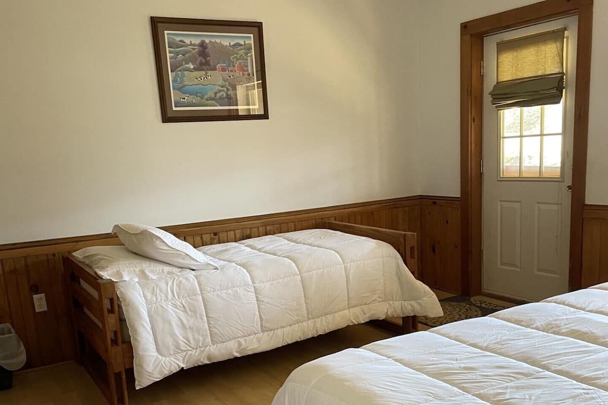 1 kamar tidur, selimut bulu angsa, dan didekorasi berbeda-beda