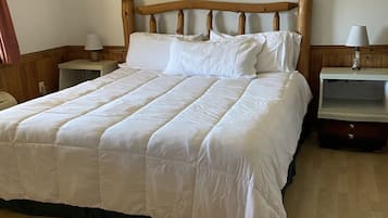 1 habitación, edredón, decoración personalizada y muebles diferentes