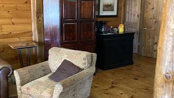 Premier Room, 1 King Bed, Mountain View | Living area
