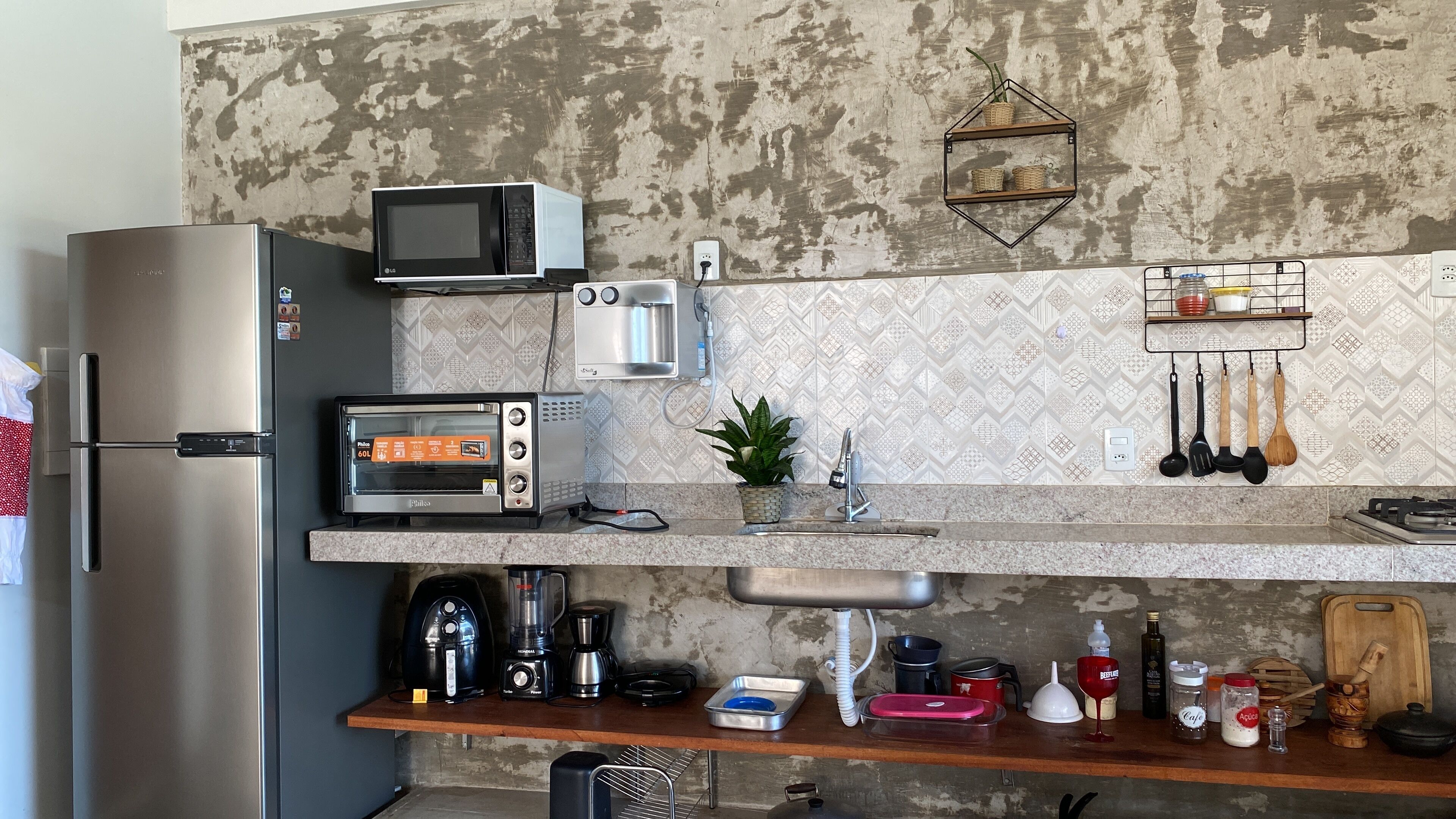 Geladeira, micro-ondas, fogão, cooktop