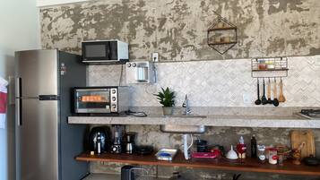 Geladeira, micro-ondas, fogão, cooktop