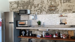 Geladeira, micro-ondas, fogão, cooktop