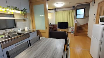 Fridge, microwave, stovetop, cookware/dishes/utensils