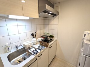 Jääkaappi, mikroaaltouuni, liesi, keittoastiat/astiat/ruokailuvälineet