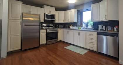 Comfy Family Home - Pet Friendly + Free Parking