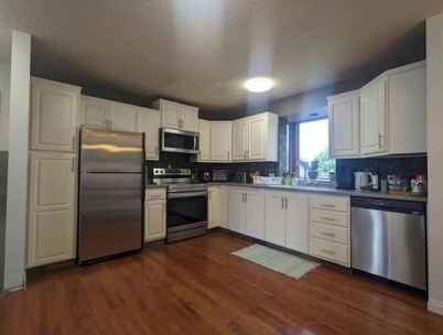 Comfy Family Home - Pet Friendly + Free Parking