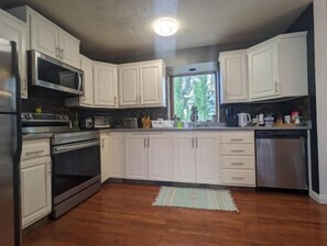 Private kitchen - Comfy Family Home - Pet Friendly + Free Parking (Airdrie)