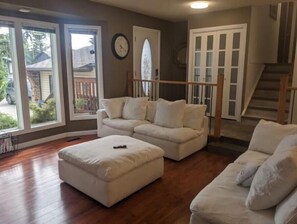 Living area - Comfy Family Home - Pet Friendly + Free Parking (Airdrie)