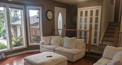 Comfy Family Home - Pet Friendly + Free Parking