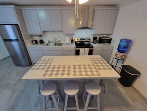 Réfrigérateur, four à micro-ondes, surface de cuisson, lave-vaisselle