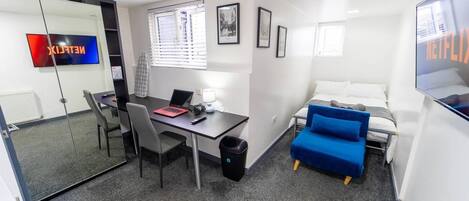 Studio | Iron/ironing board, free WiFi, bed sheets
