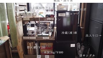 Geladeira, cooktop, talheres/pratos/utensílios de cozinha