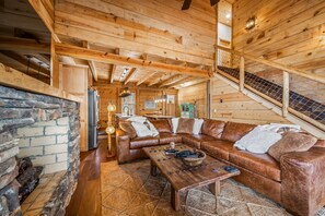 Smart TV, fireplace - Amazing Sunset/Mountain Brow Views - New 4/4 Cabin (Menlo)