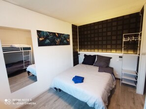 3 chambres, fer et planche à repasser, Wi-Fi gratuit, draps fournis