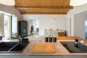 Køleskab, mikrobølgeovn, ovn, kogeplade