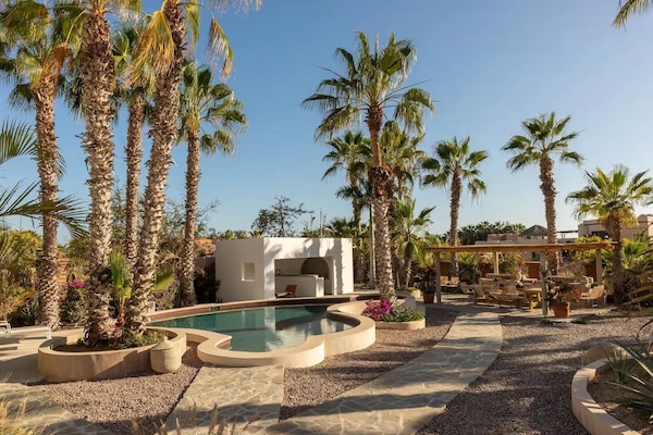 Piscina a l'aire lliure i piscina climatitzada