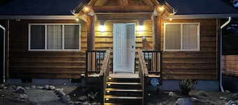 Sun & Snow Bungalow; Dog Friendly, AC, Fireplace, by White Pass and Mt Rainier 
