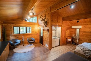 1 bedroom, iron/ironing board, free WiFi, bed sheets - Cozy Cottage at The Bitterroot Mile Club (Hamilton)