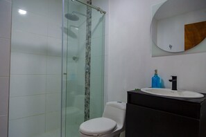 Toalhas de banho, sabonete, papel higiênico 