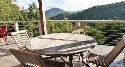 Farside Cabin
Secluded mountain top getaway with mountain views & rustic charm