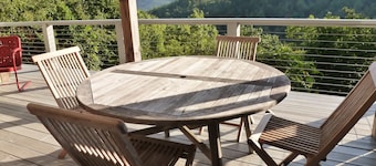 Farside Cabin
Secluded mountain top getaway with mountain views & rustic charm