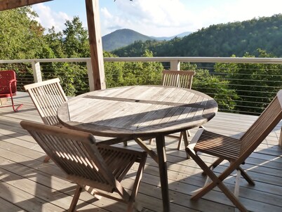 Farside Cabin
Secluded mountain top getaway with mountain views & rustic charm