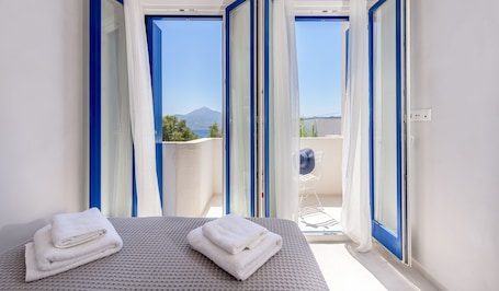 2 室のベッドルーム、アイロン / アイロン台、旅行用ベビーベッド、WiFi (無料). Klima Bay Beachfront Boutique Houses (BLUE)