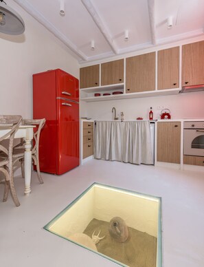 Een koelkast, een oven, een kookplaat, een koffiezetapparaat/waterkoker