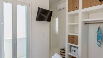 2 habitaciones, tabla de planchar con plancha y cuna de viaje