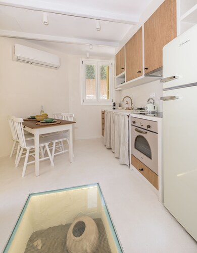 KLIMA BAY Beachfront Boutique Houses (Yellow)