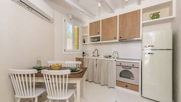 Refrigerador, horno, placa de cocina, cafetera/tetera