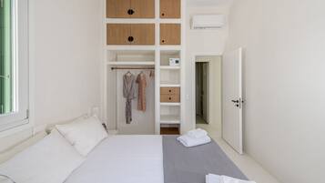 1 habitación, tabla de planchar con plancha y cuna de viaje